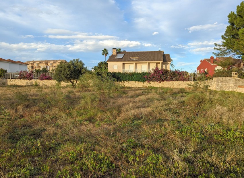 Herverkoop - Plot -
Denia - Deveses