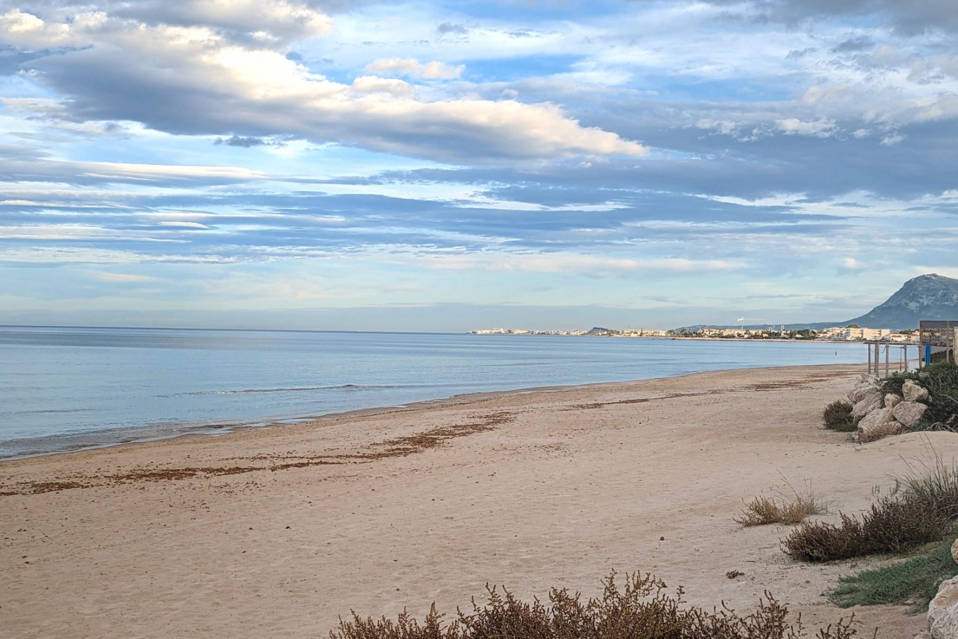 Herverkoop - Plot -
Denia - Deveses