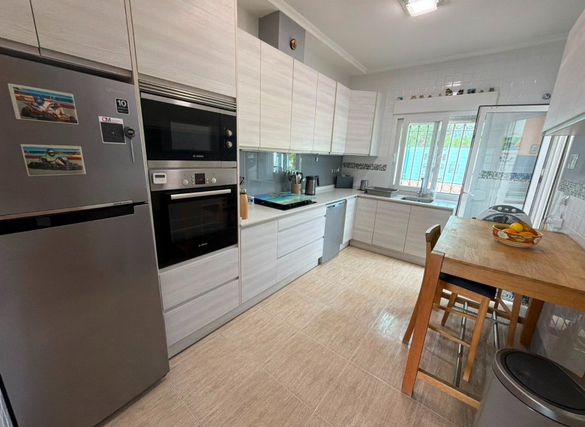 Herverkoop - Villa -
Los Montesinos - La Herrada