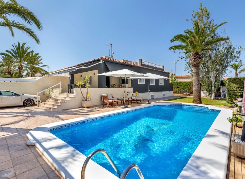 Herverkoop - Villa -
Orihuela Costa - Punta Prima