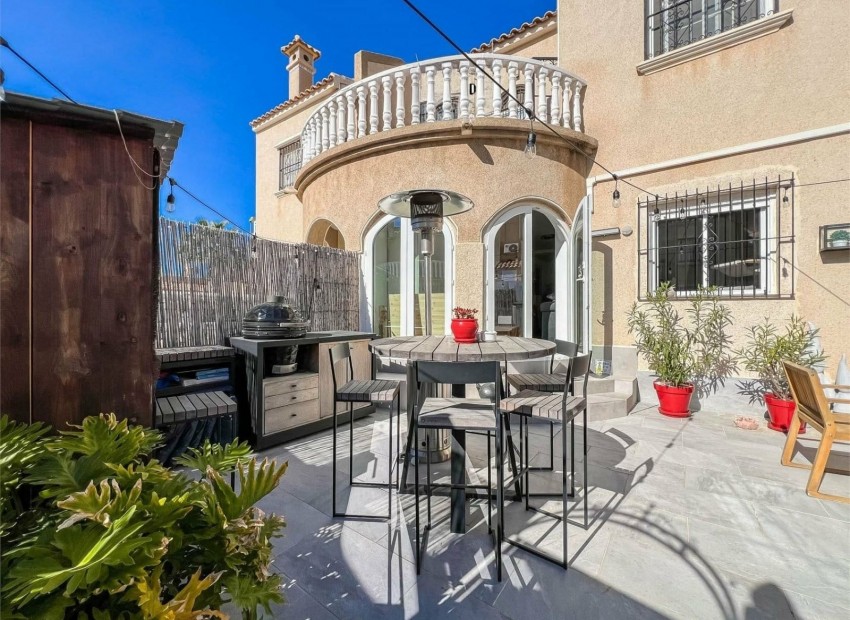 Herverkoop - Villa -
ORIHUELA COSTA - VILLAMARTÍN