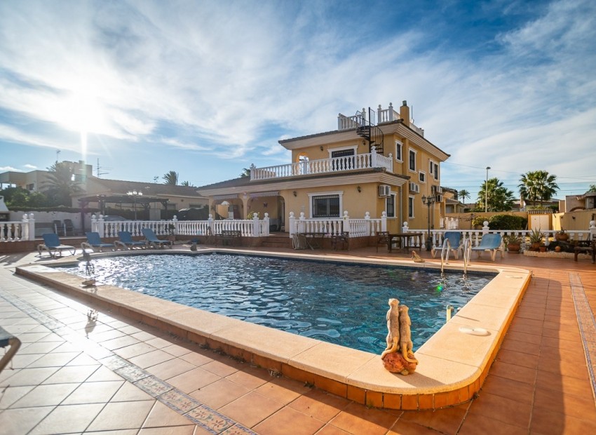 Herverkoop - Villa -
TORREVIEJA - LOS BALCONES - LOS ALTOS
