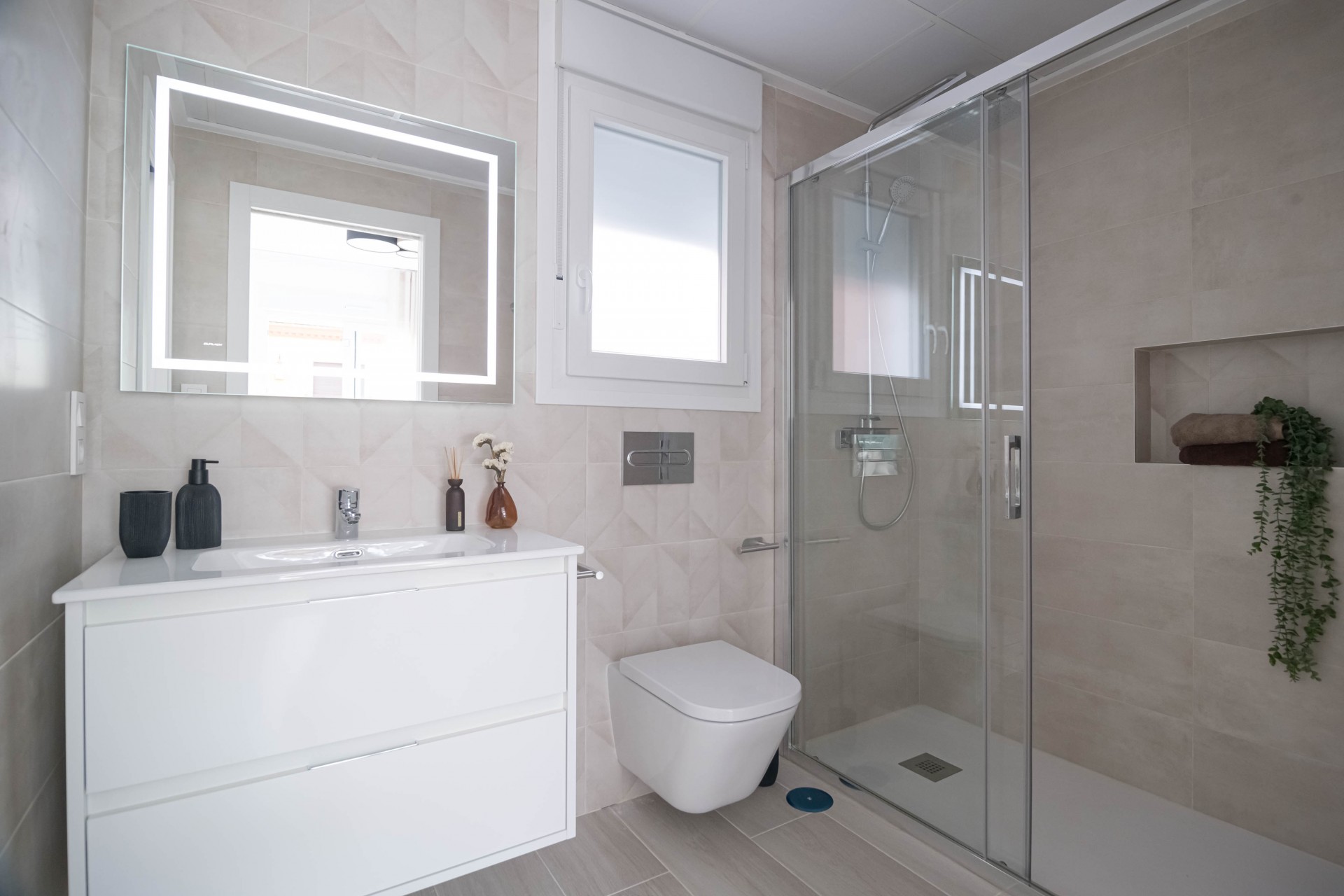 Neue Gebäude -  -
Jerónimo y Avileses