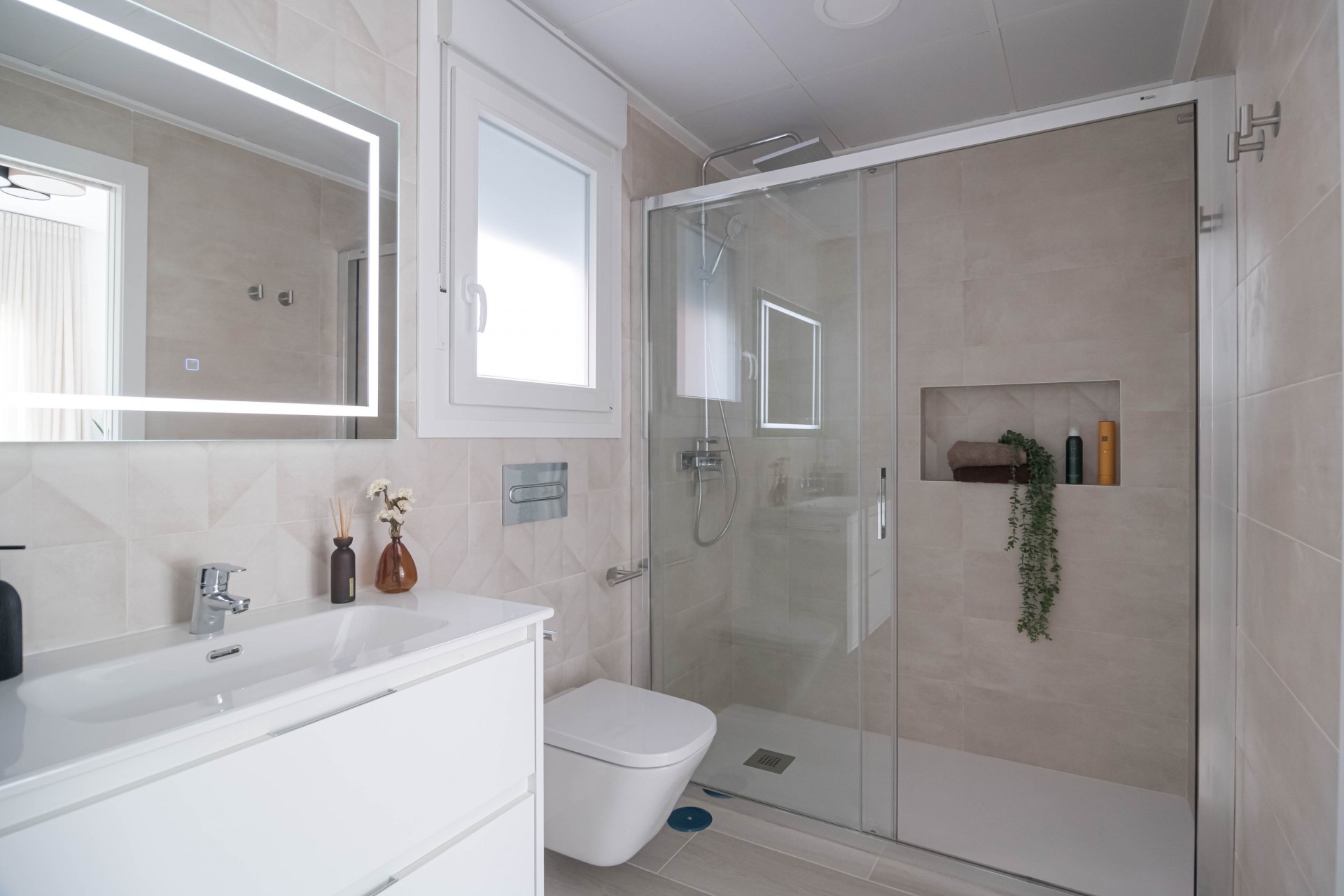 Neue Gebäude -  -
Jerónimo y Avileses