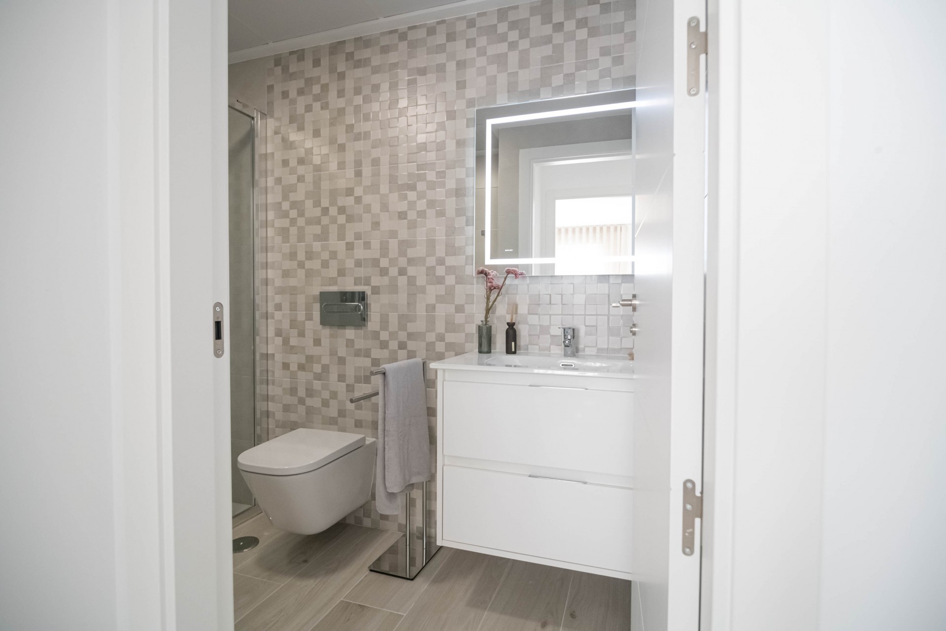 Neue Gebäude -  -
Jerónimo y Avileses