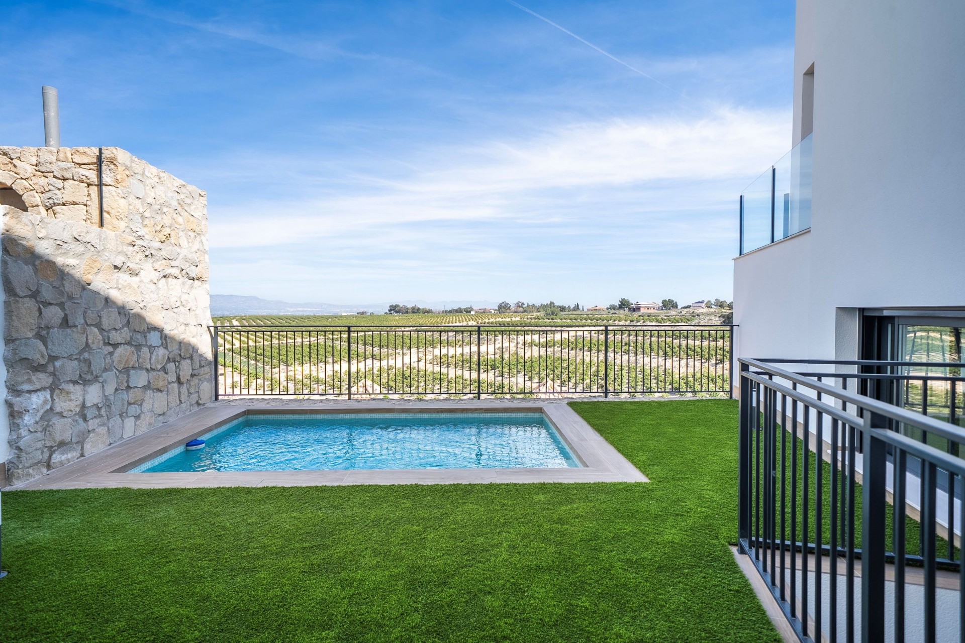 Neue Gebäude - Teilweise freistehend -
La Finca Golf
