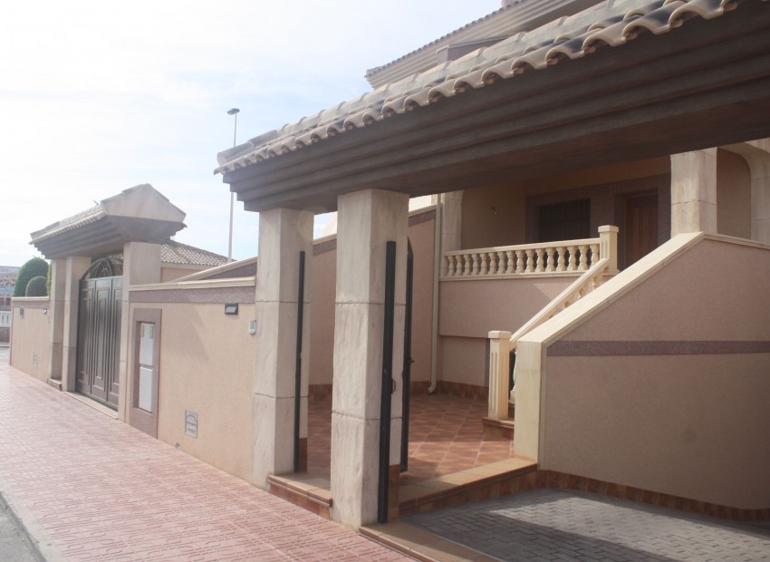 Neue Gebäude - Teilweise freistehend -
Torrevieja