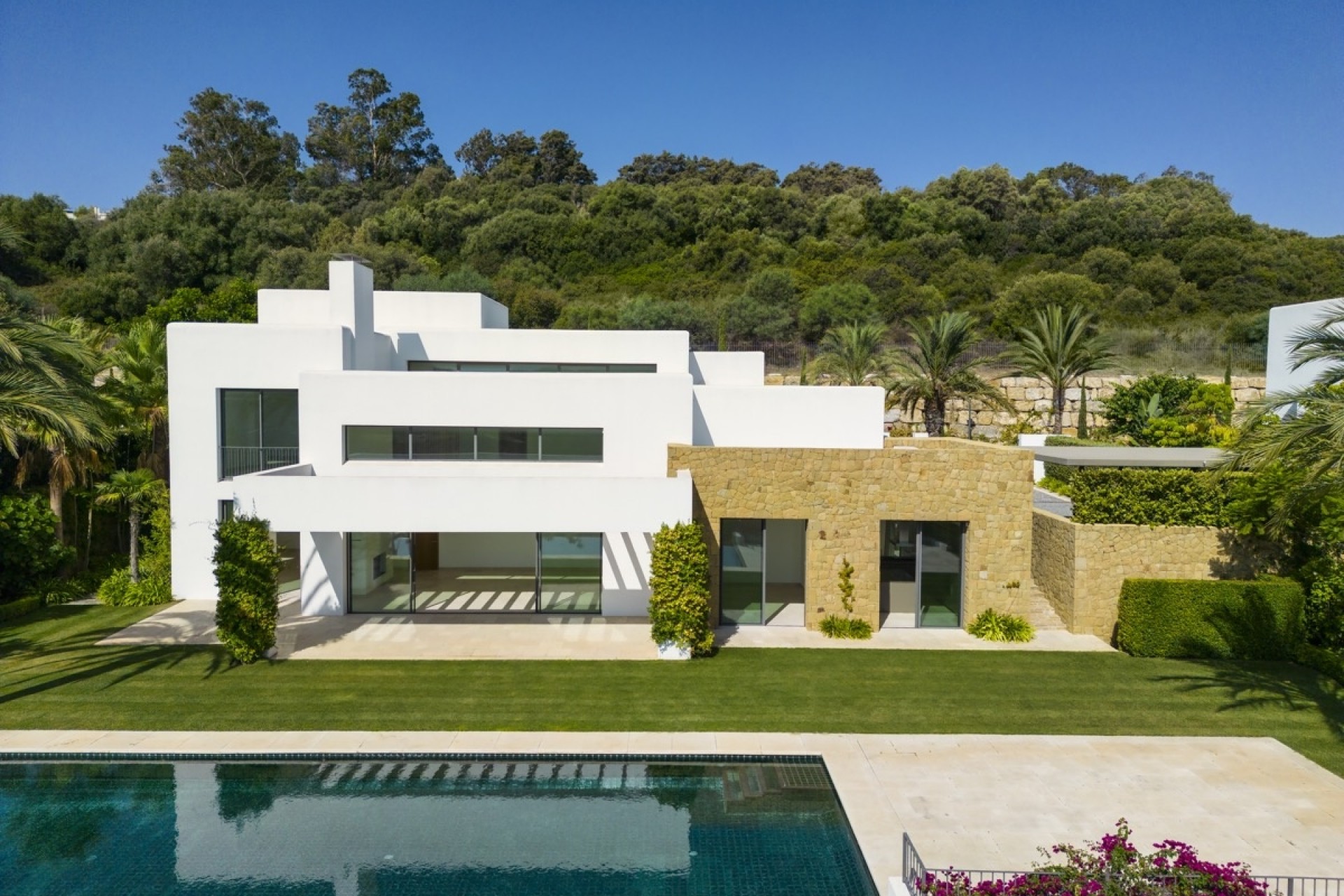 Neue Gebäude - Villa -
Casares