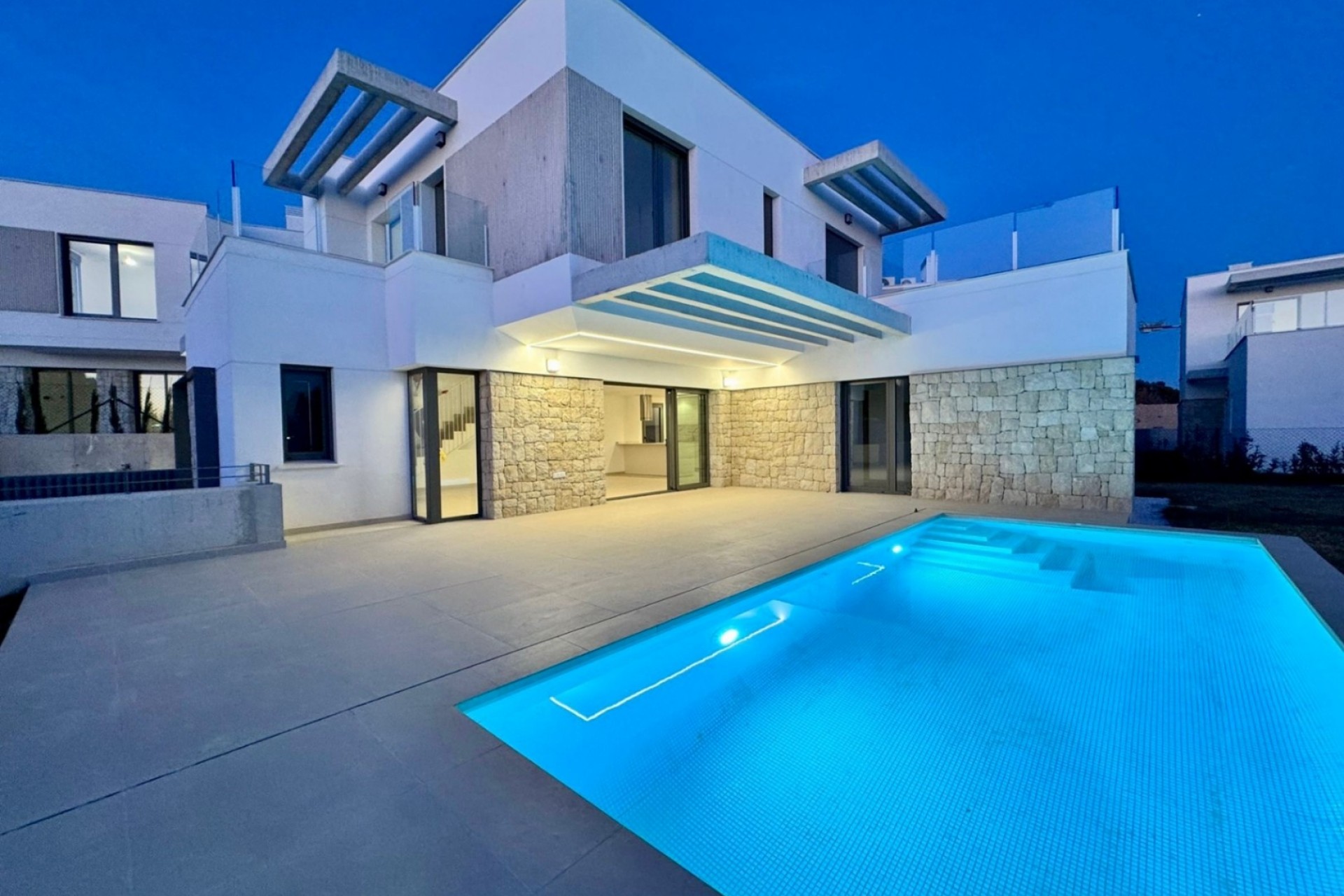 Neue Gebäude - Villa -
Finestrat