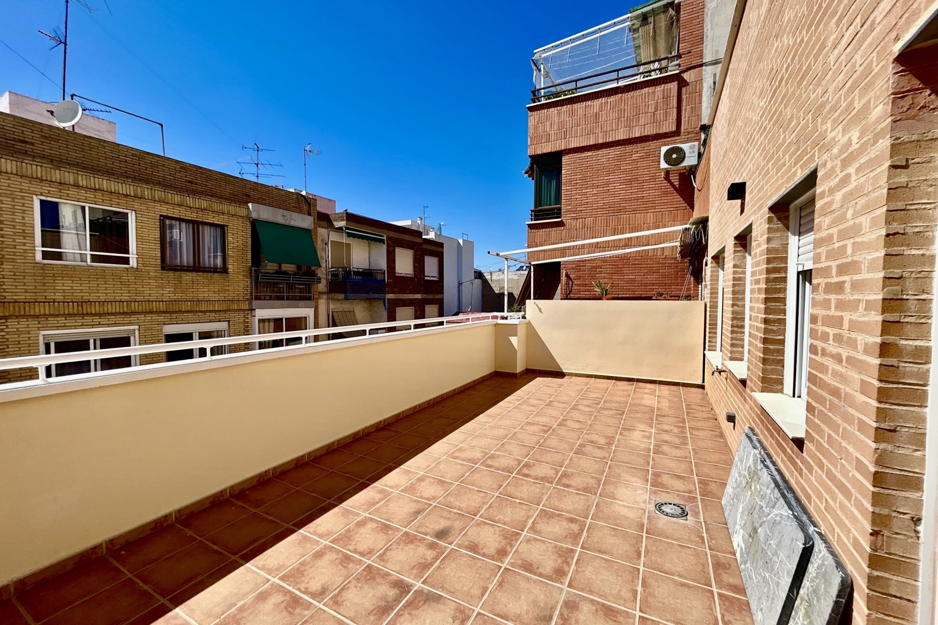 Neue Gebäude - Wohnung -
Alicante (Alacant)