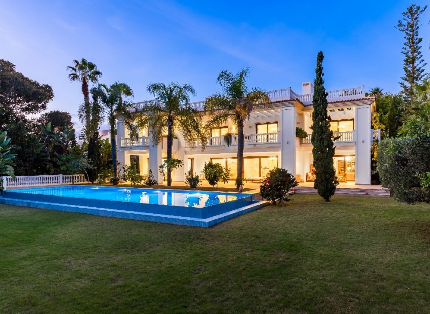Nueva construcción  - Villa -
Estepona