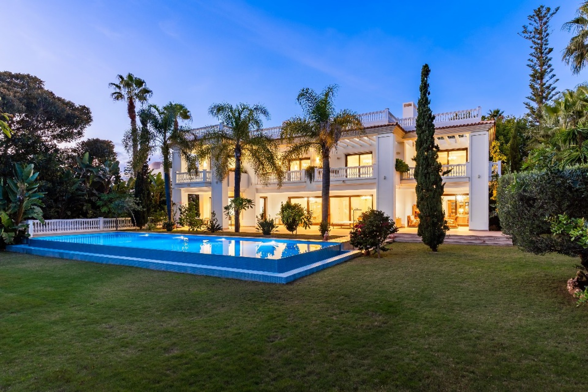 Nueva construcción  - Villa -
Estepona