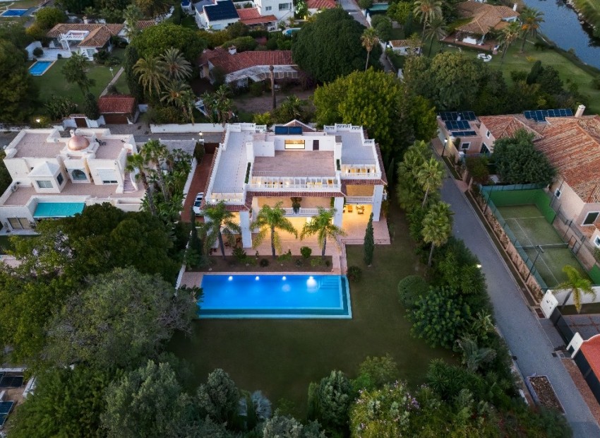 Nueva construcción  - Villa -
Estepona