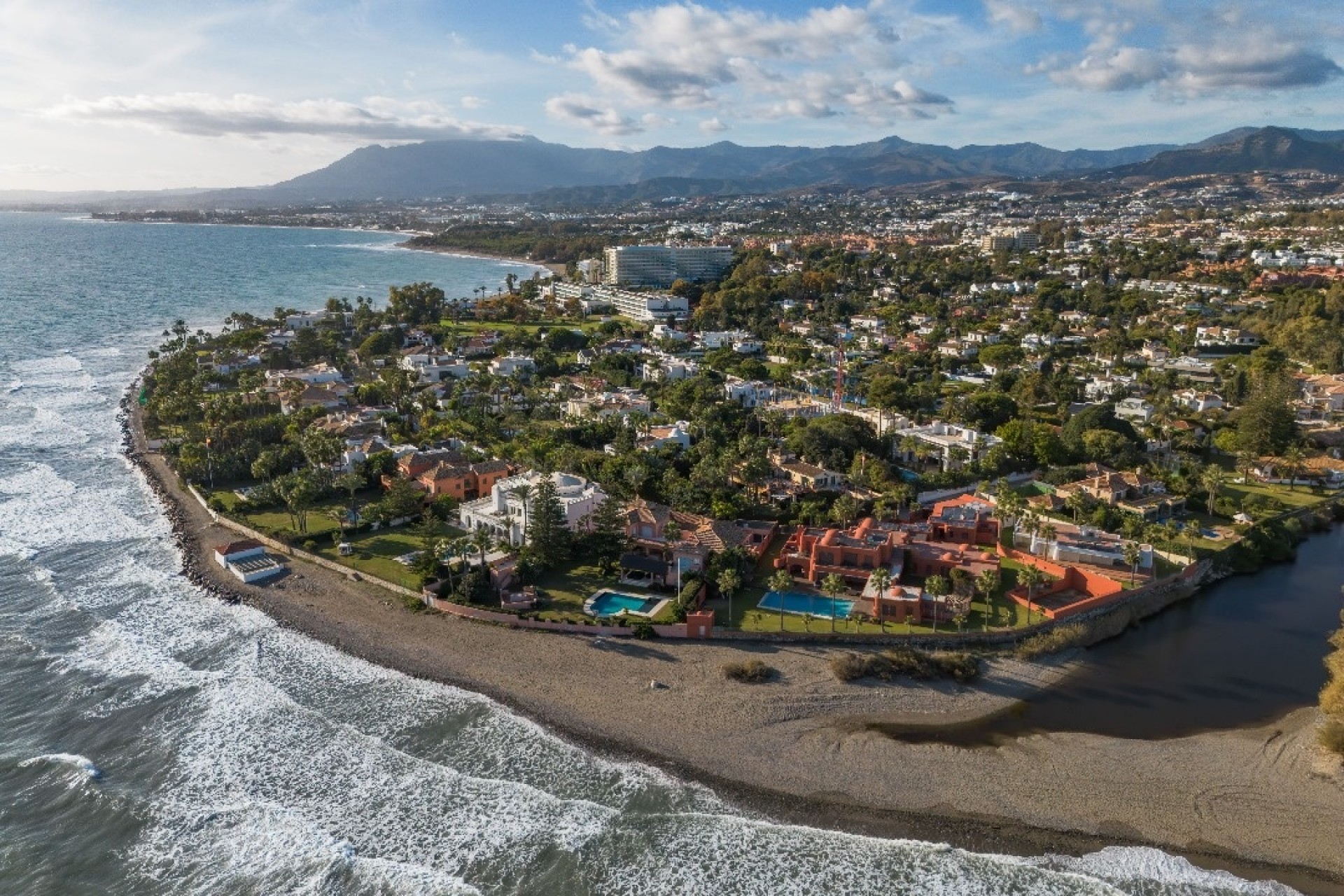 Nueva construcción  - Villa -
Estepona