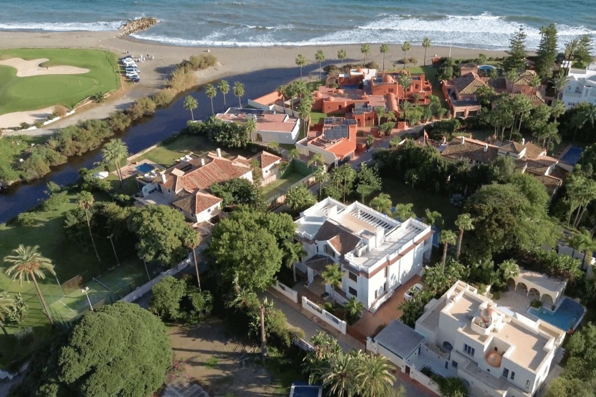 Nueva construcción  - Villa -
Estepona