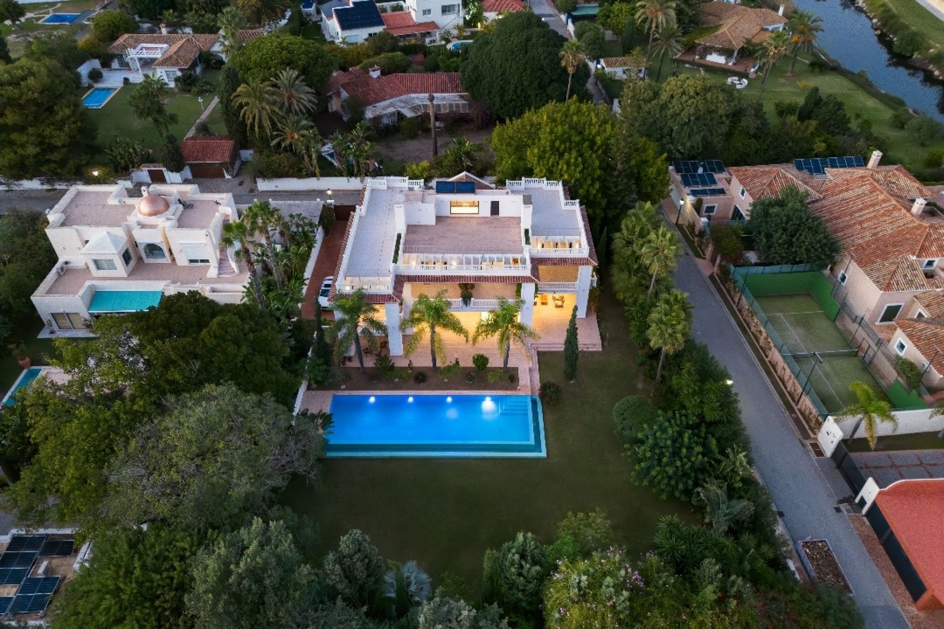 Nueva construcción  - Villa -
Estepona
