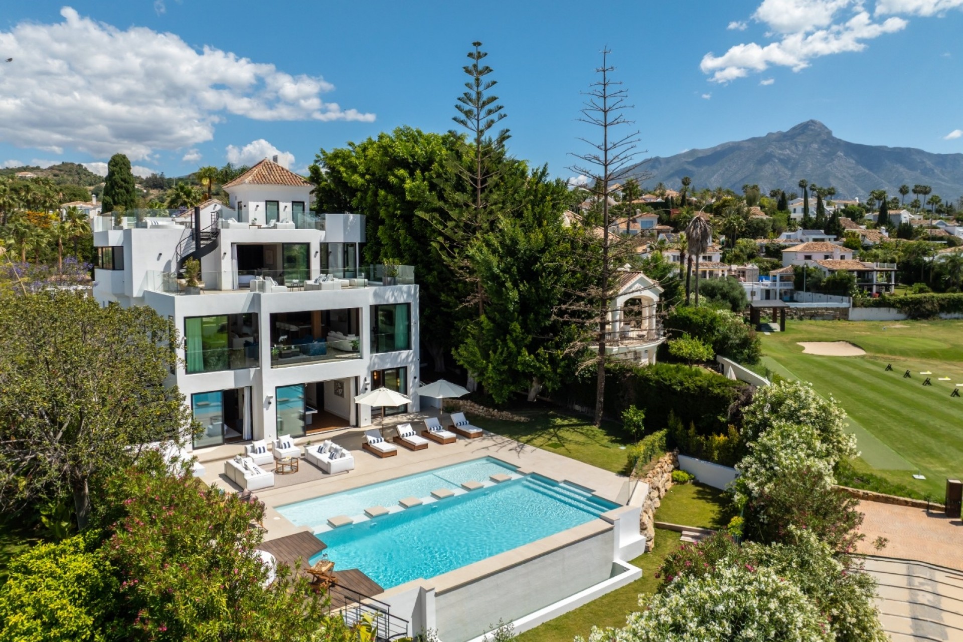 Nueva construcción  - Villa -
Marbella