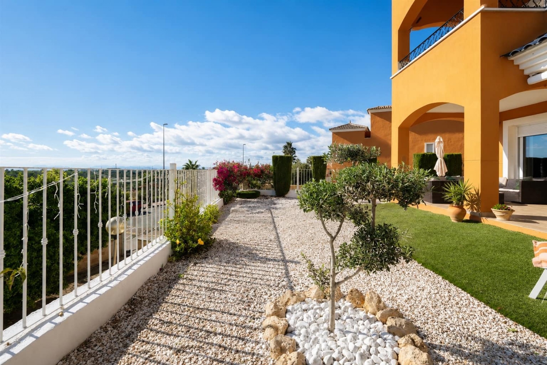 Resale - Apartment -
Altaona Golf and Country Club