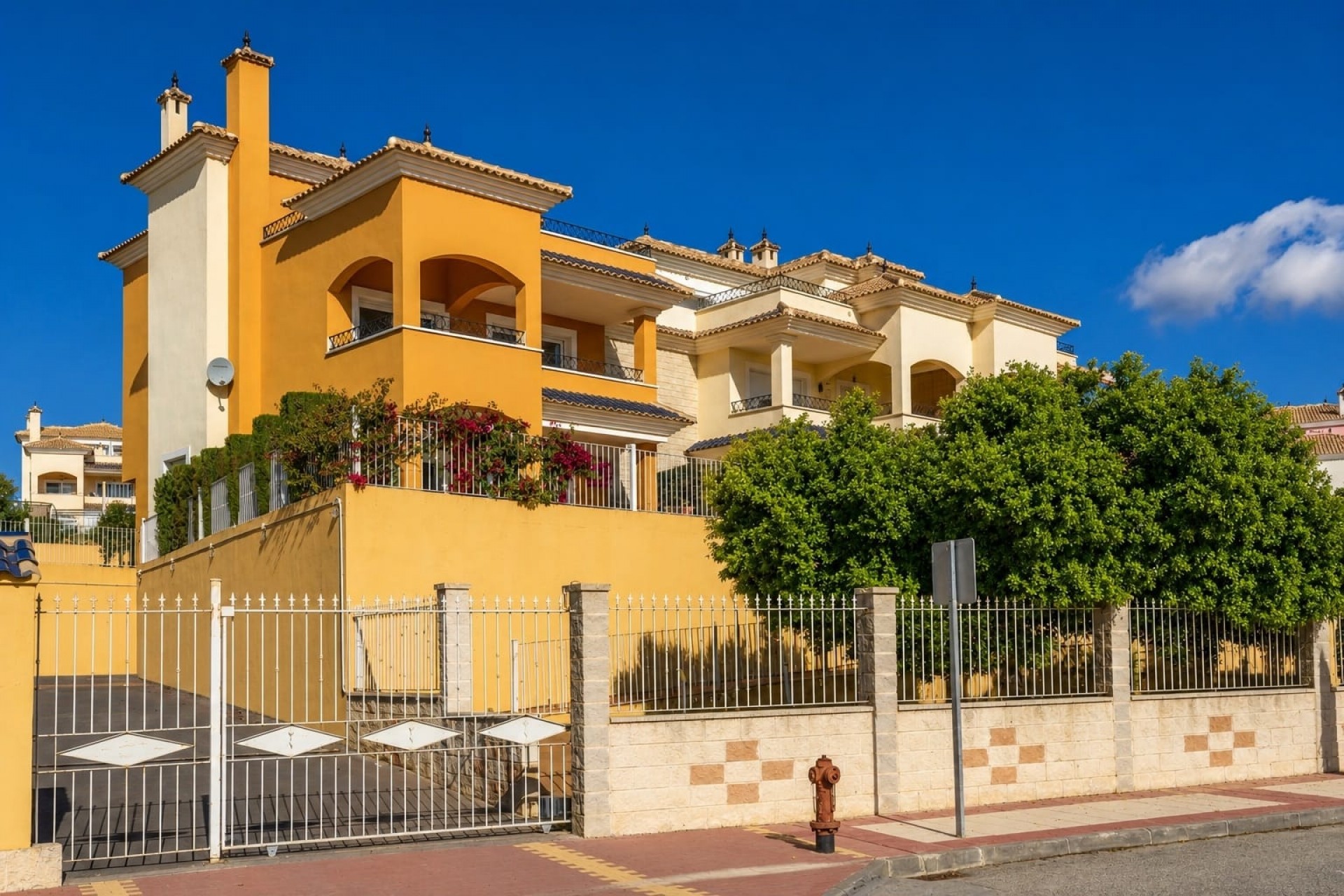 Resale - Apartment -
Altaona Golf and Country Club
