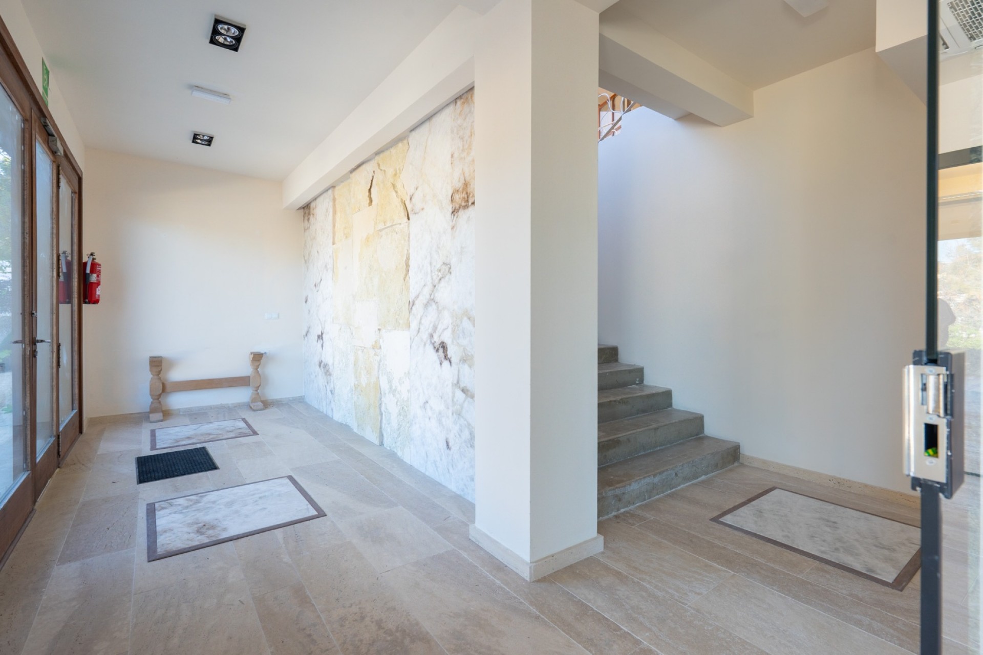 Resale - Commercial property -
Benissa - Avenida La Marina