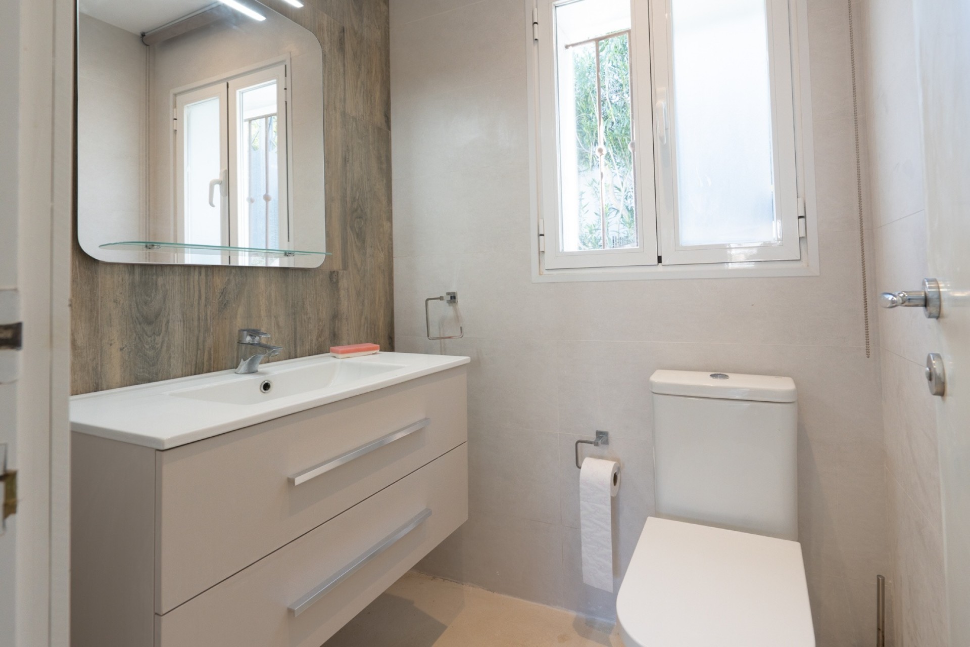 Resale - Commercial property -
Benissa - Avenida La Marina