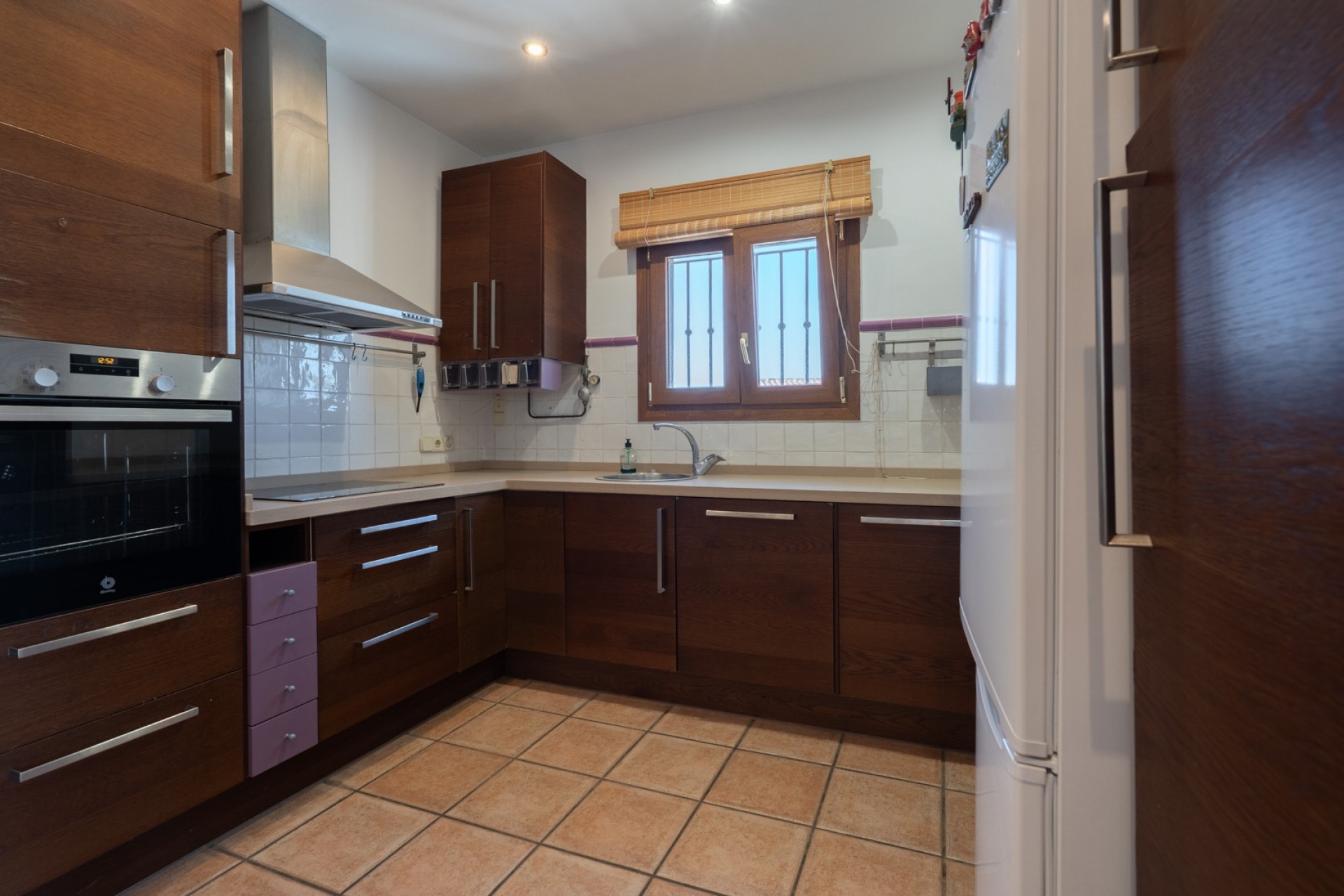 Resale - Commercial property -
Benissa - Avenida La Marina