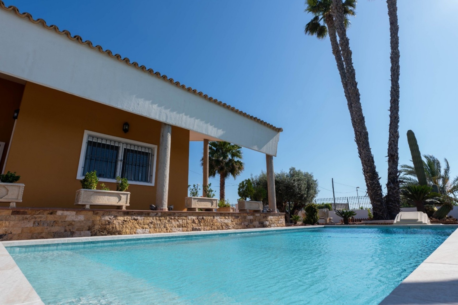 Resale - Finca -
Orihuela