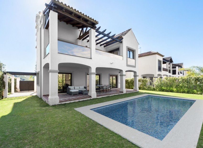 Resale - House -
Estepona