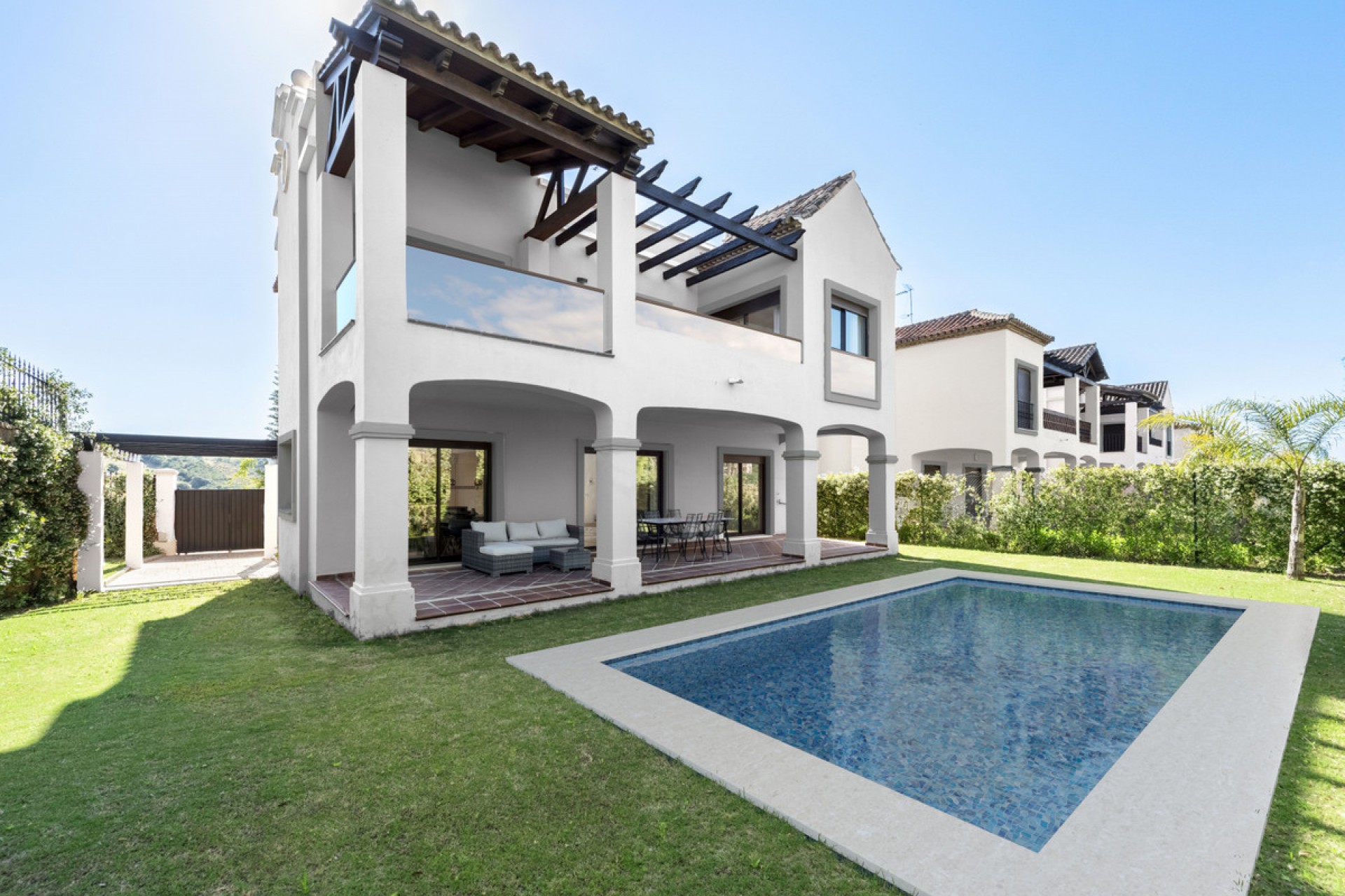 Resale - House -
Estepona