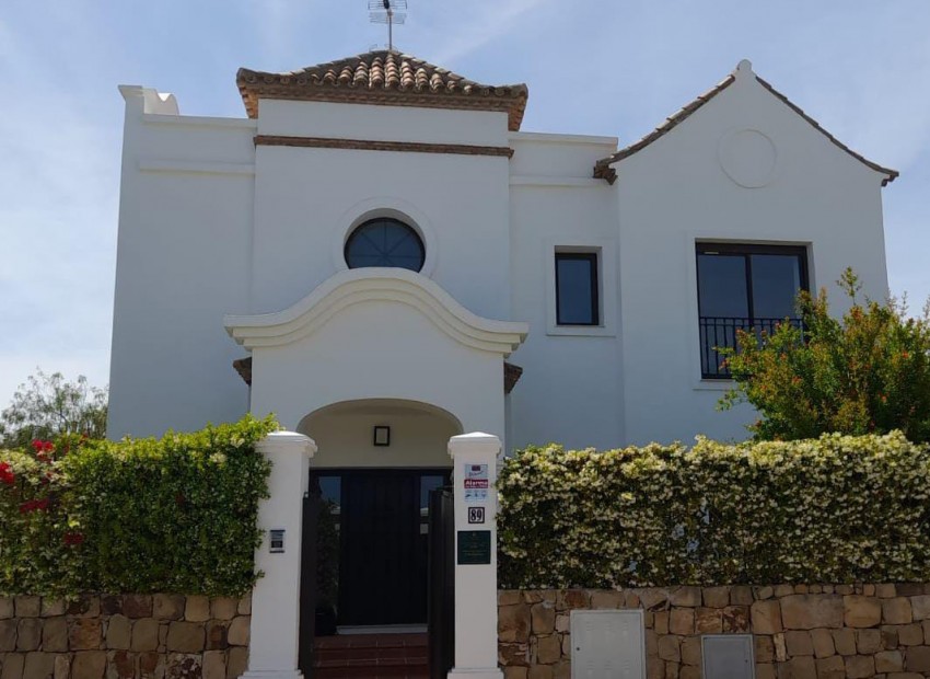 Resale - House -
Estepona