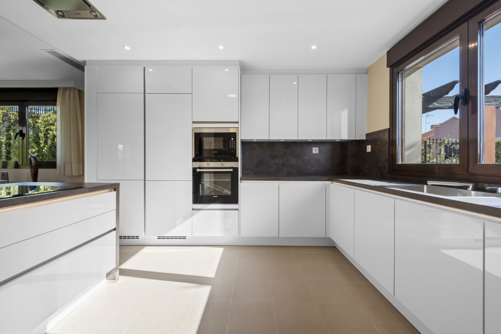 Resale - House -
Estepona
