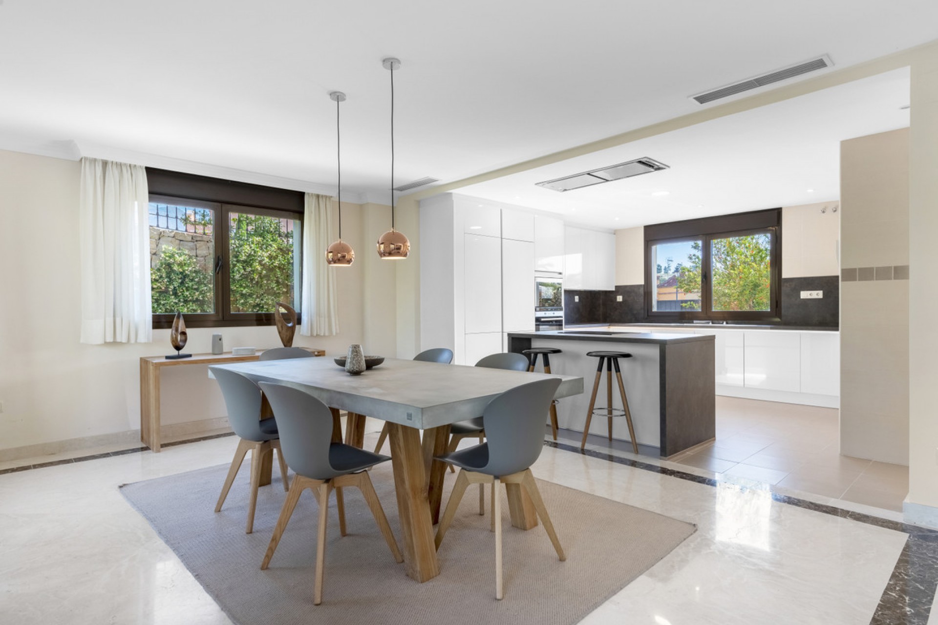 Resale - House -
Estepona