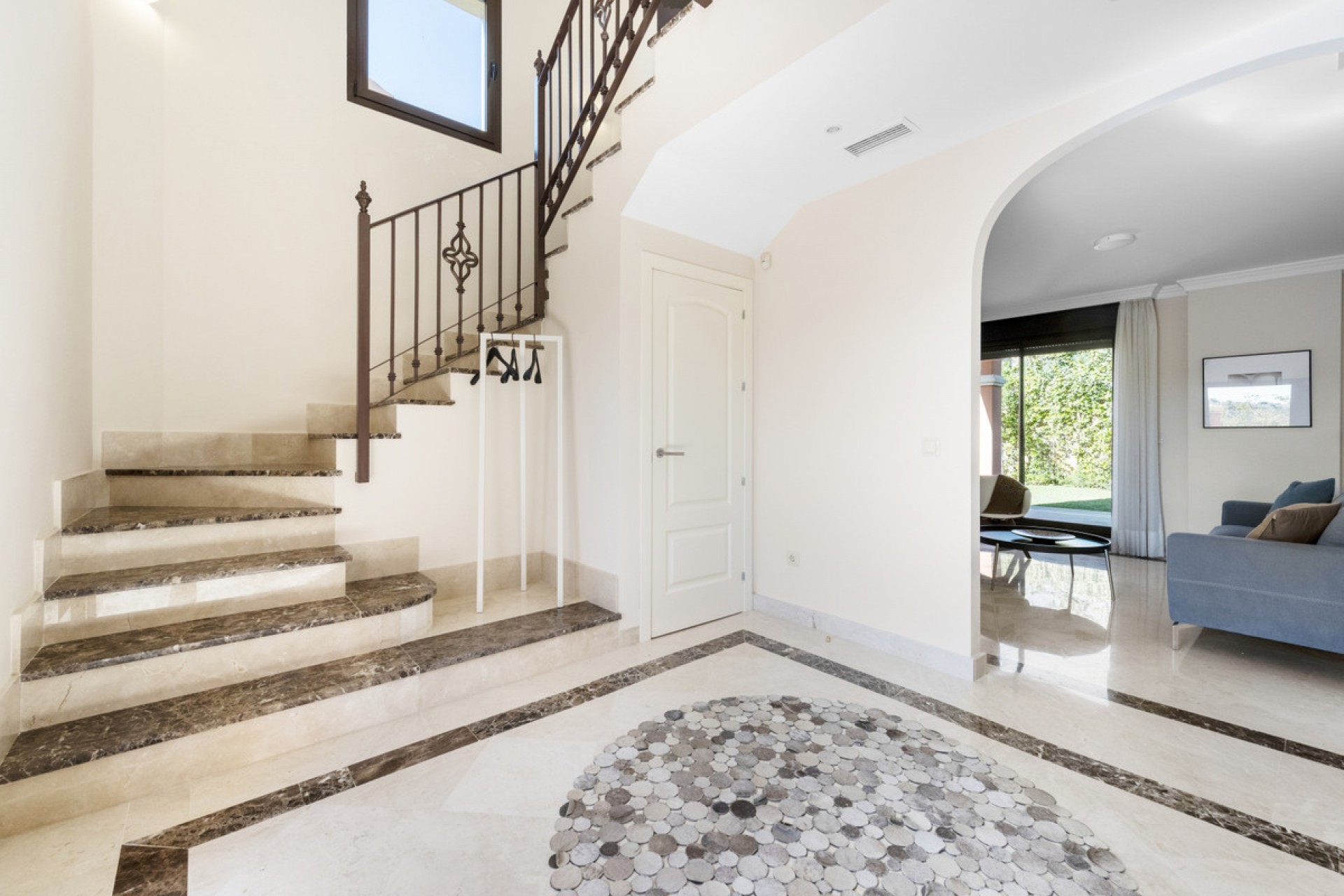 Resale - House -
Estepona
