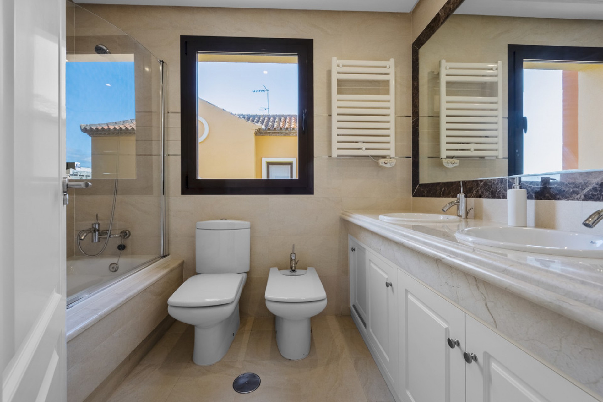 Resale - House -
Estepona