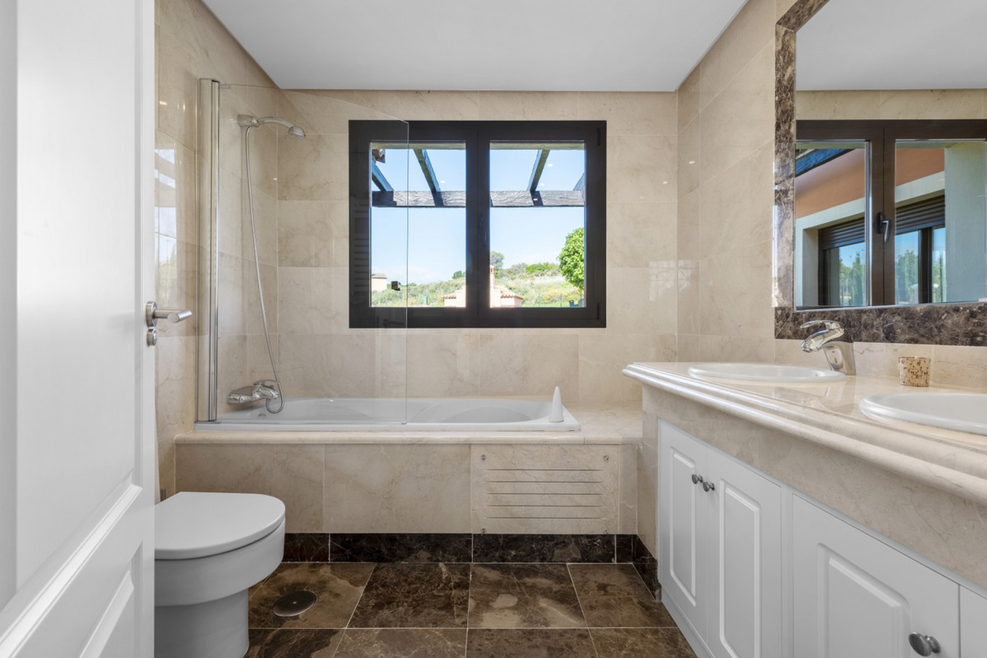 Resale - House -
Estepona