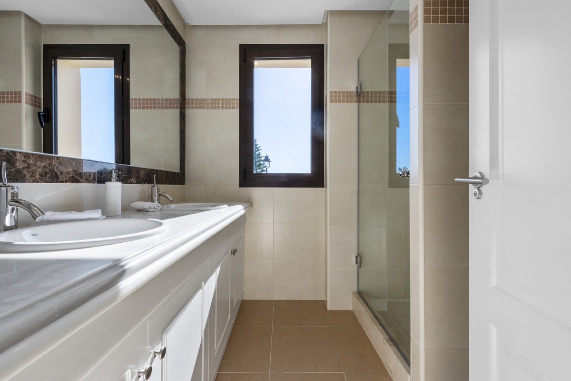 Resale - House -
Estepona
