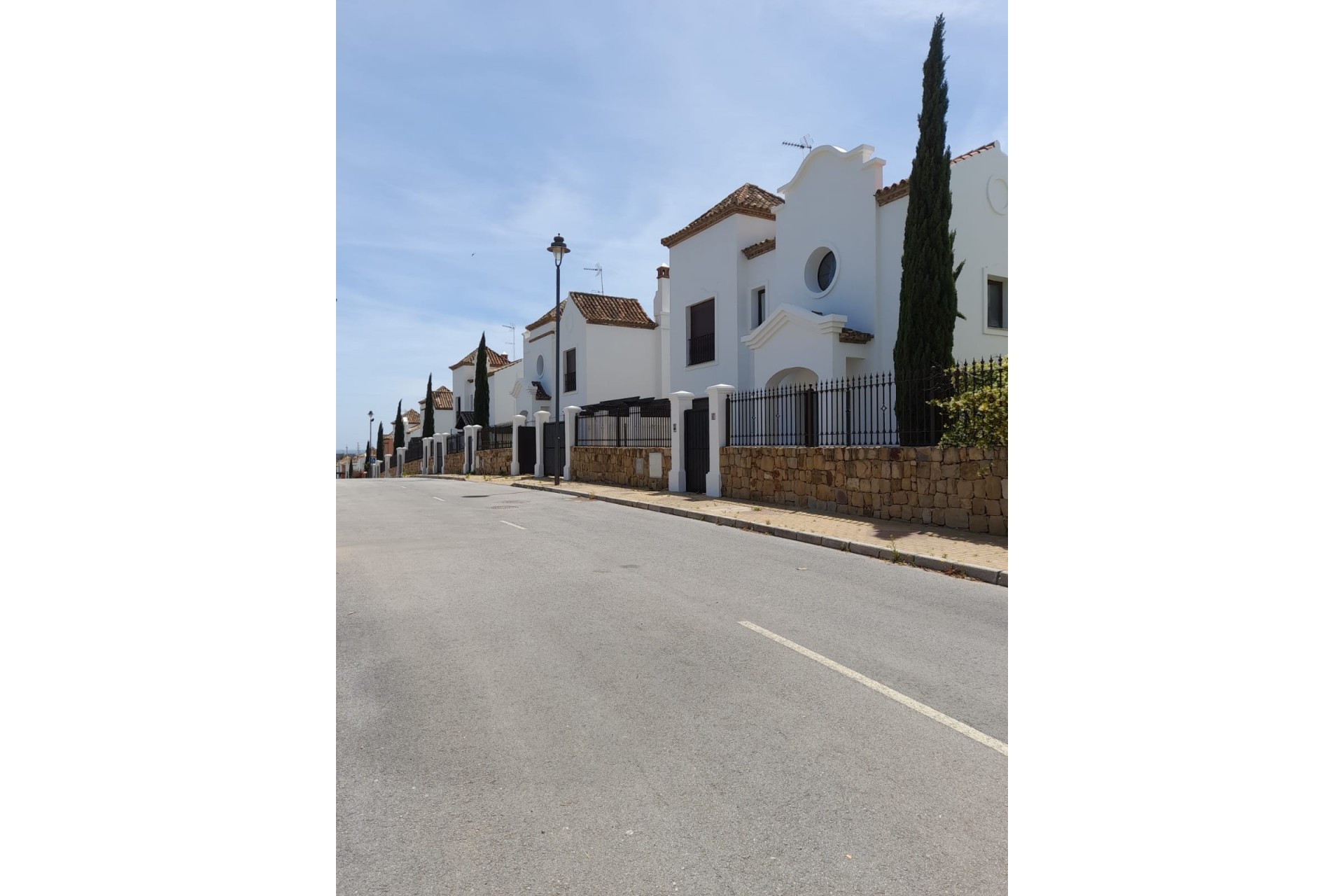 Resale - House -
Estepona