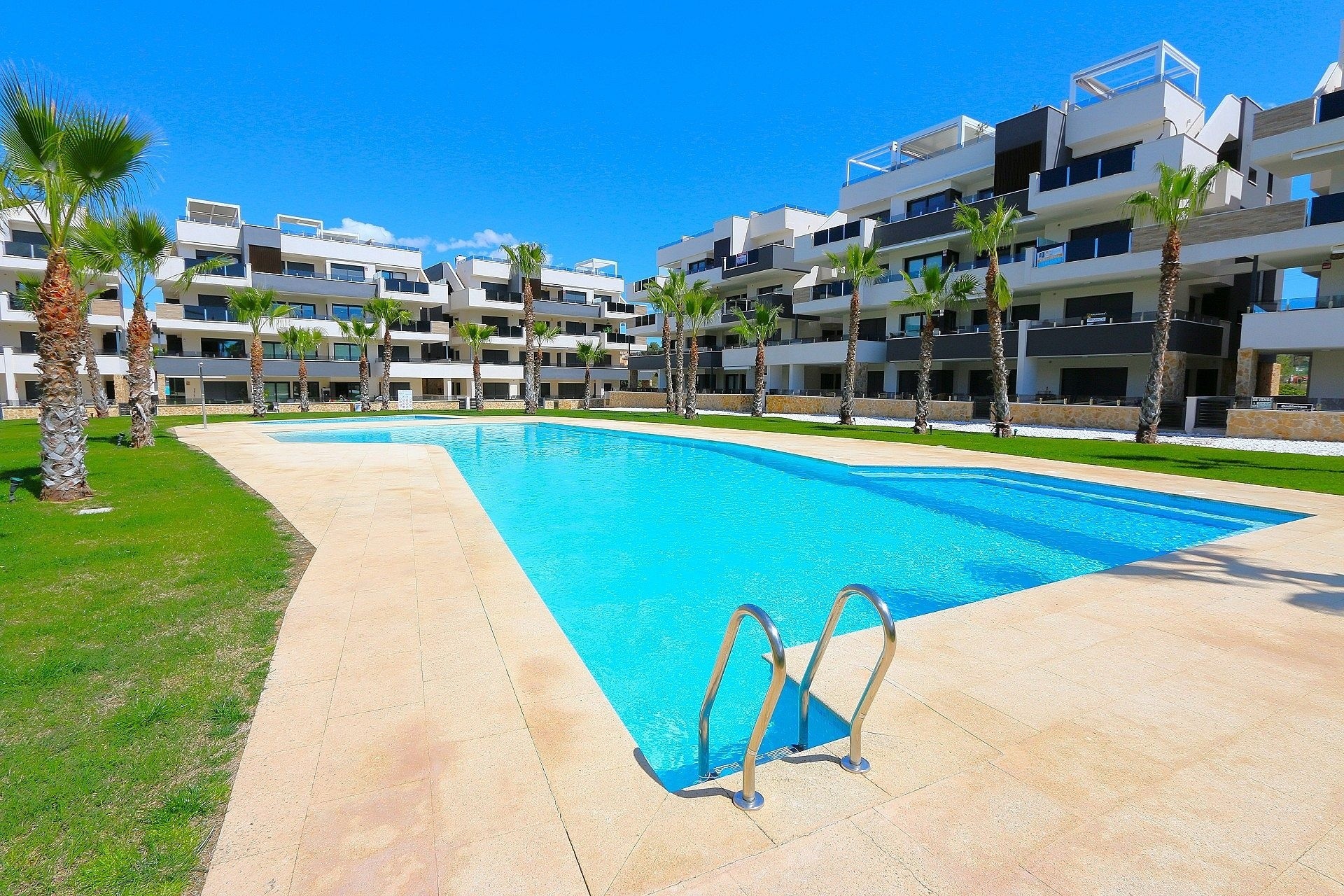 Resale - Penthouse -
Los Altos