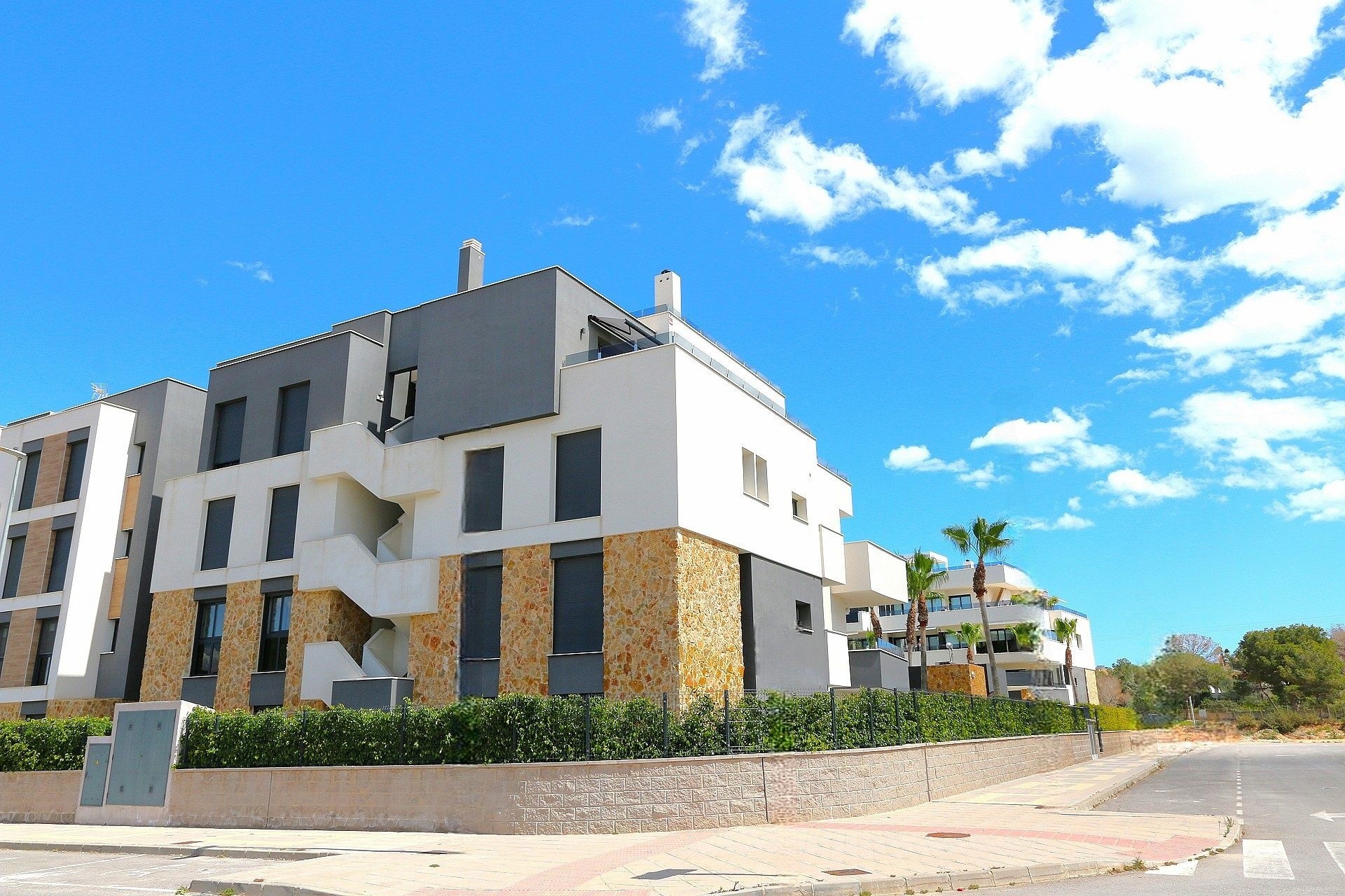 Resale - Penthouse -
Los Altos