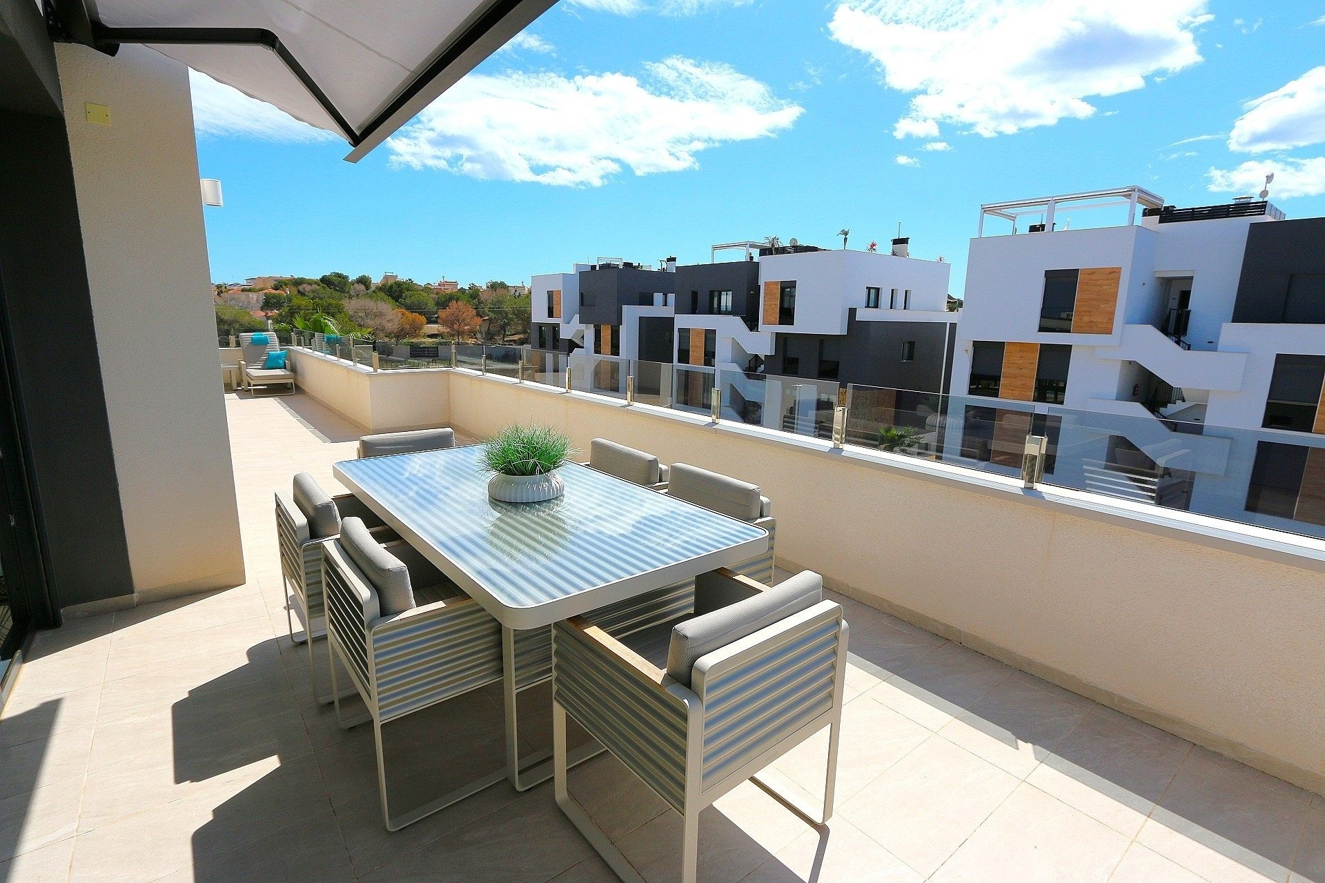 Resale - Penthouse -
Los Altos