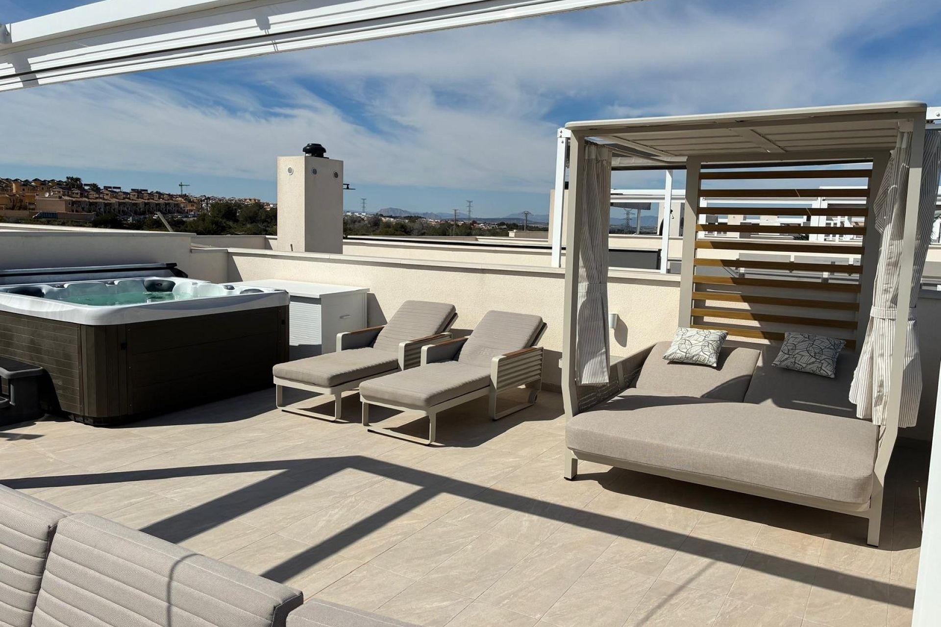 Resale - Penthouse -
Los Altos