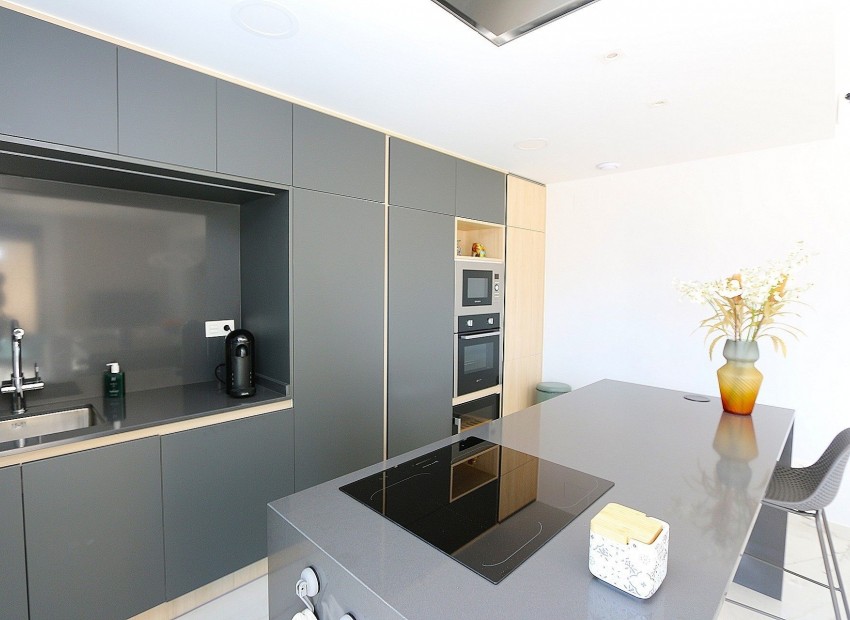 Resale - Penthouse -
Los Altos