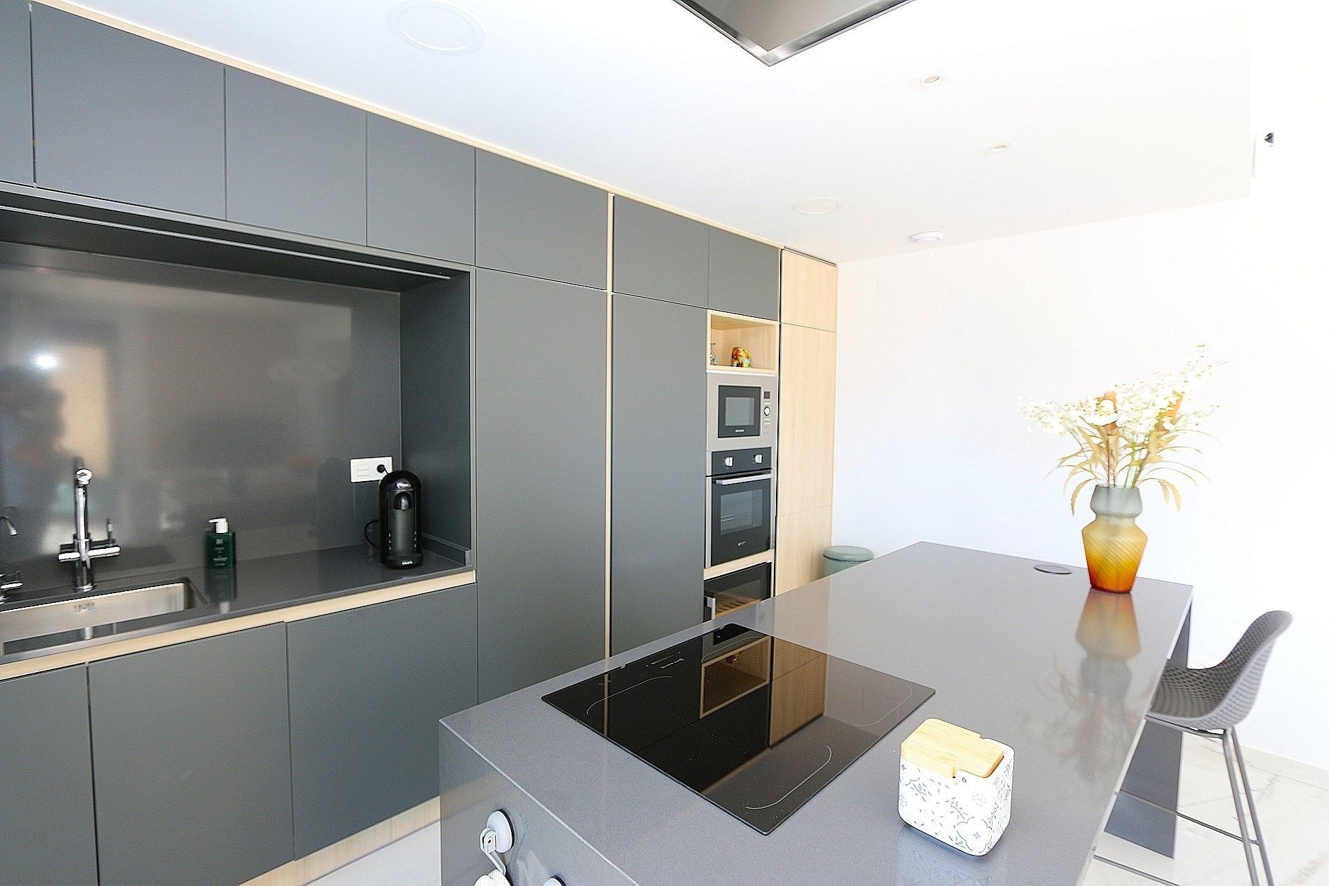 Resale - Penthouse -
Los Altos