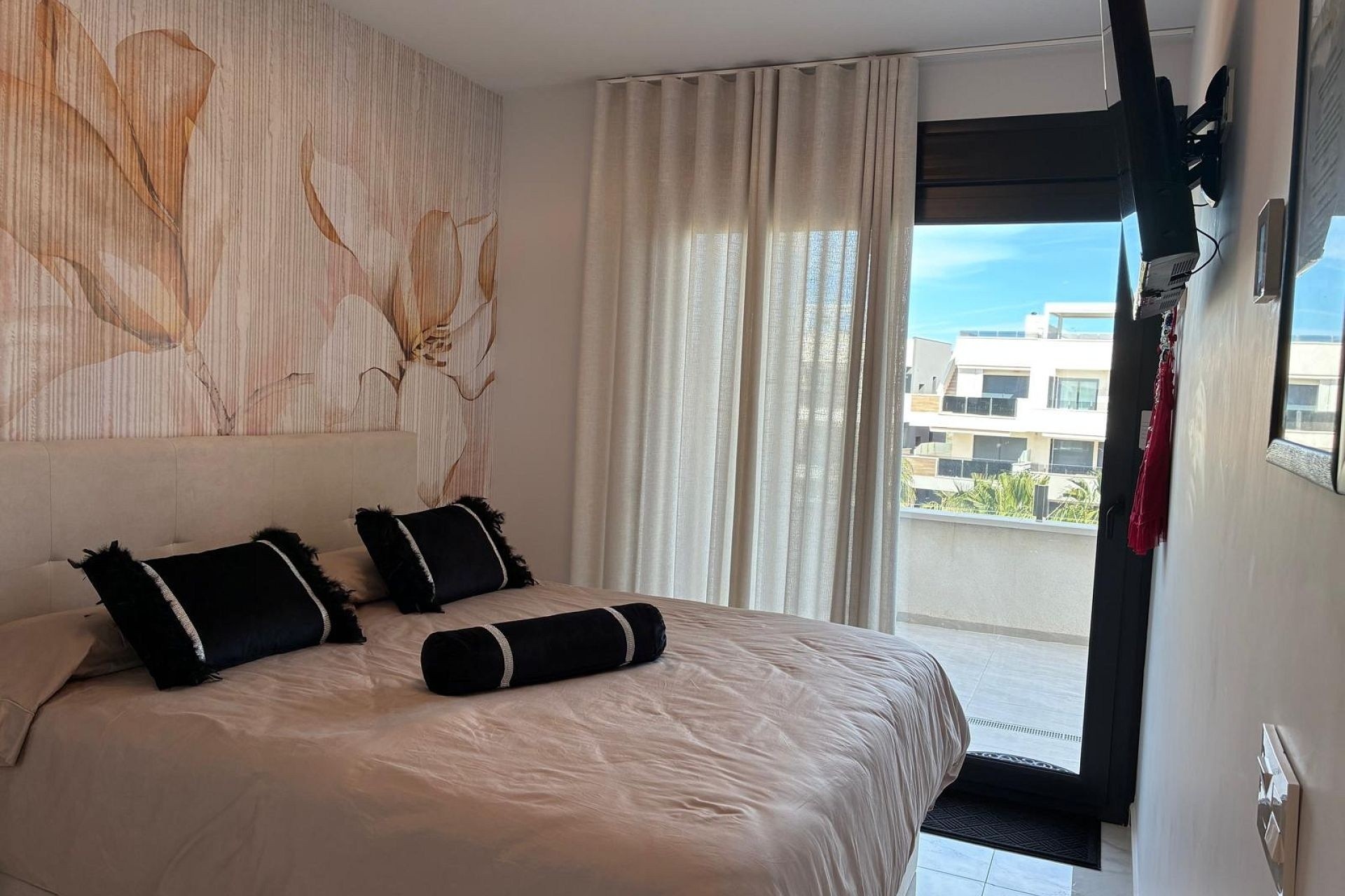 Resale - Penthouse -
Los Altos