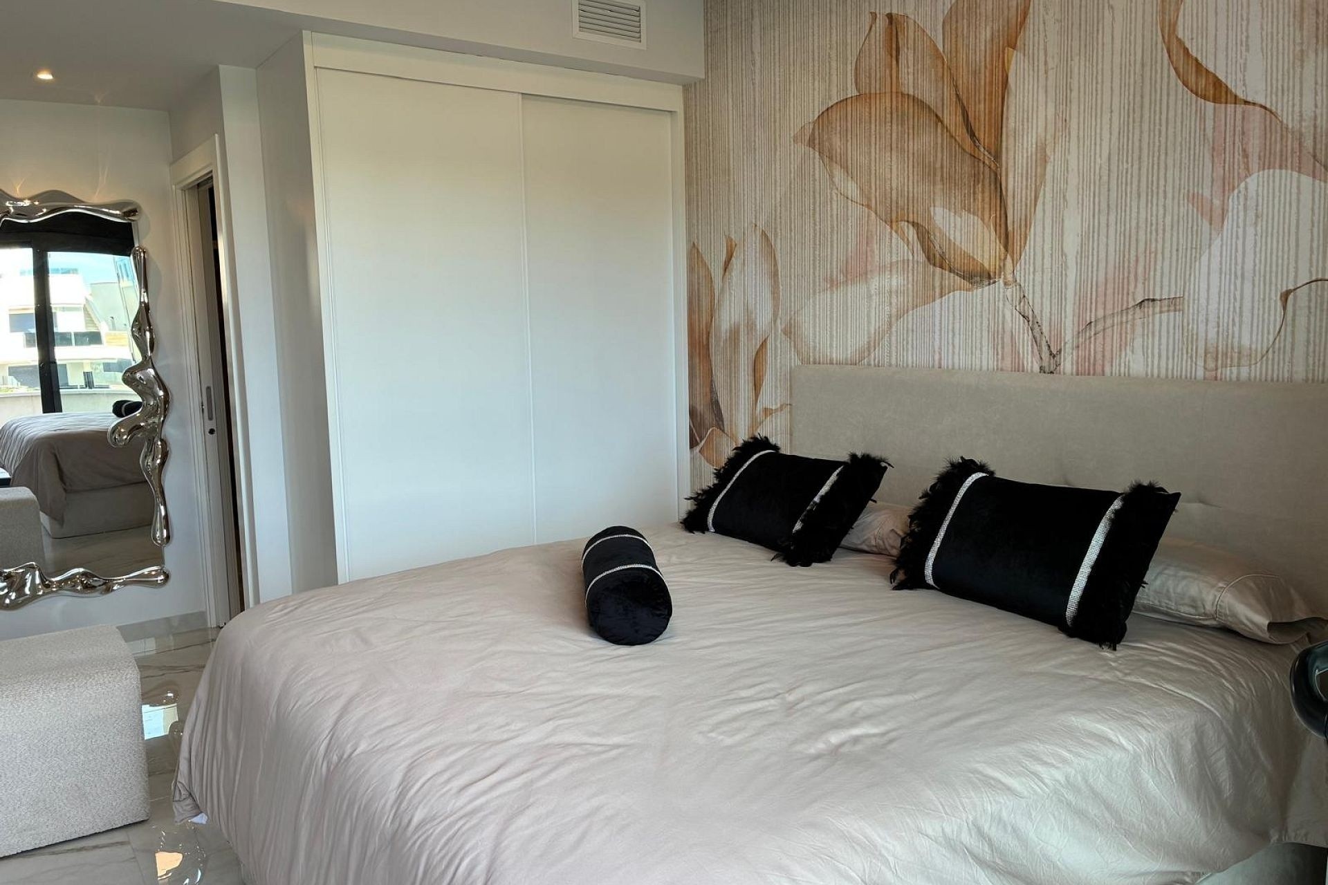 Resale - Penthouse -
Los Altos