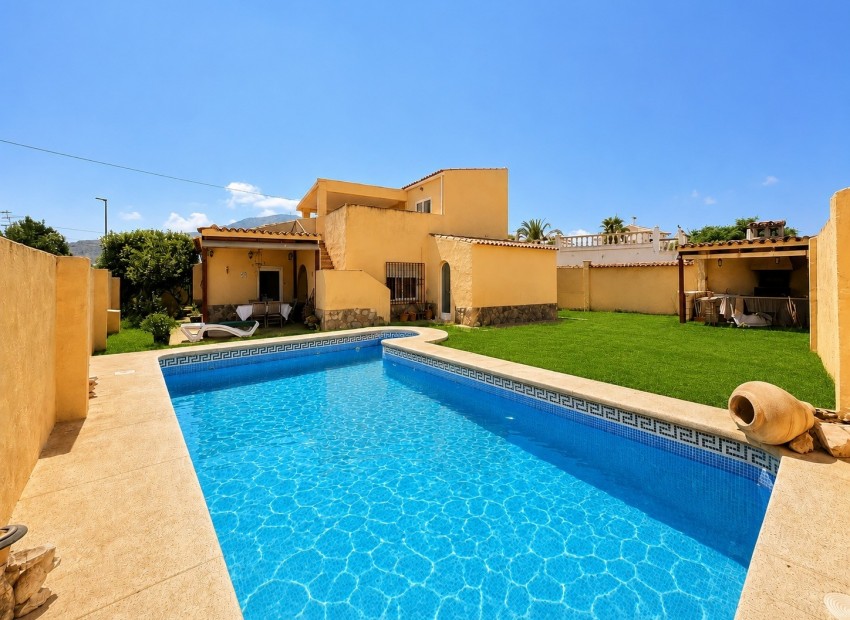Resale - Villa -
Albir