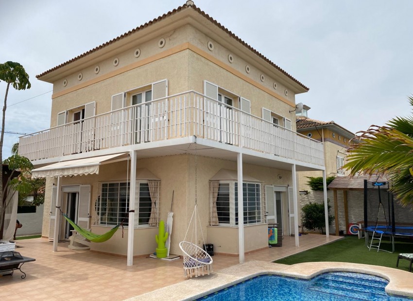 Resale - Villa -
Albir