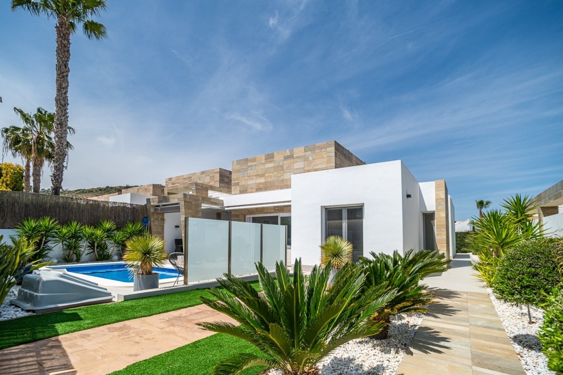 Resale - Villa -
ALGORFA - La Finca Golf