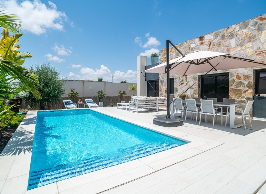 Resale - Villa -
ALGORFA - La Finca Golf
