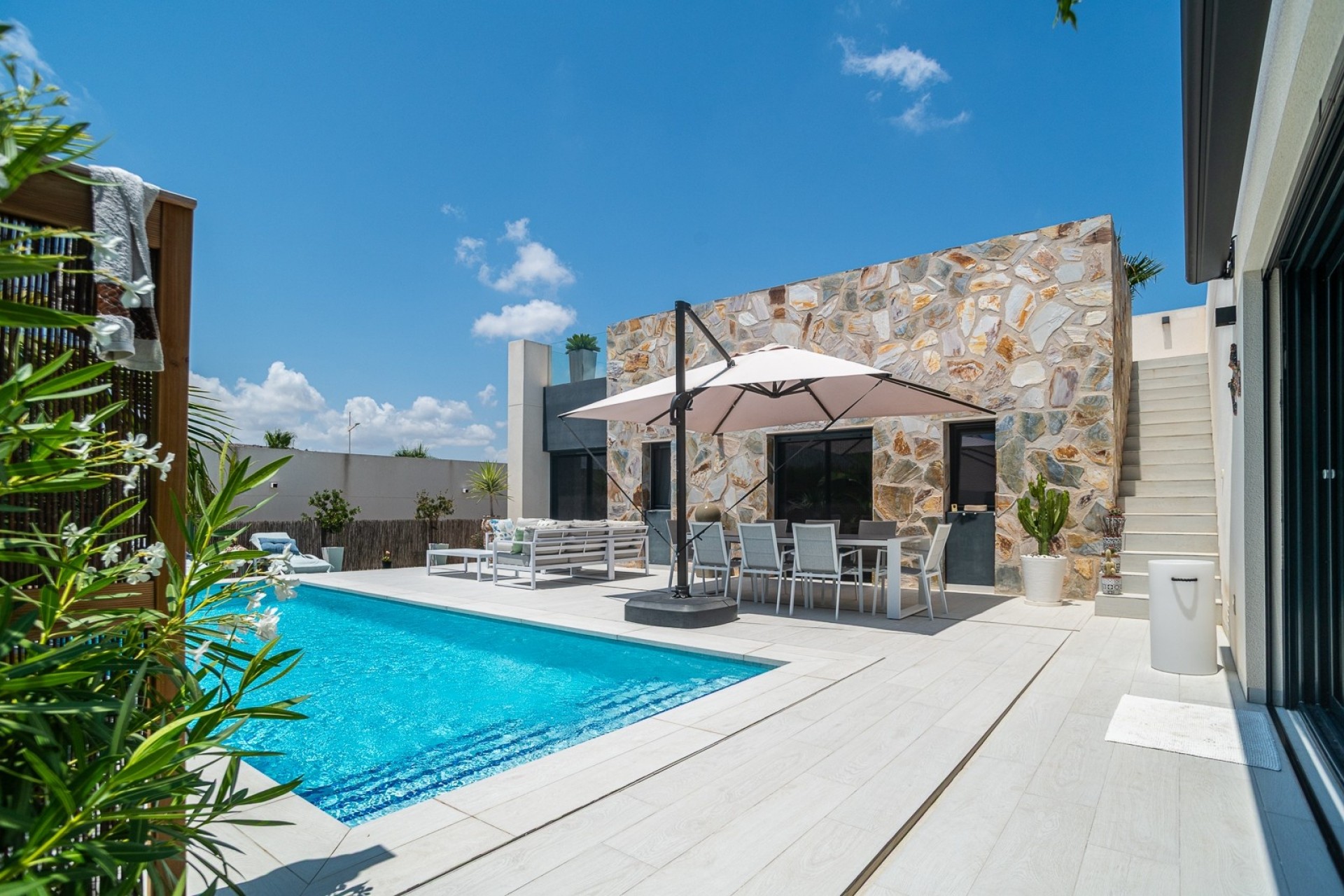 Resale - Villa -
ALGORFA - La Finca Golf